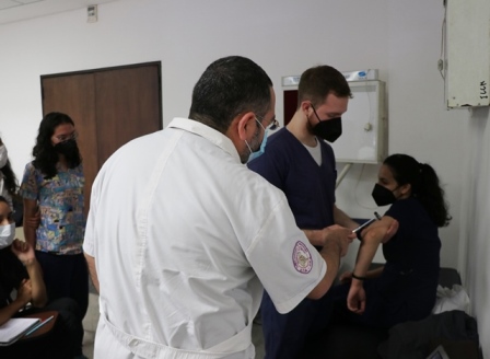 Docentes de la FCMUNA imparten prácticas pre profesionales supervisadas a estudiantes con pacientes en sala, aplicando nueva malla curricular